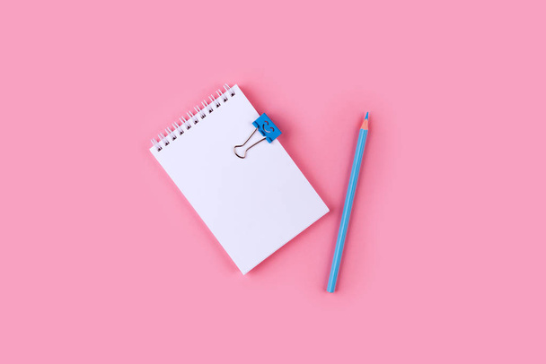 Vista superior del cuaderno en blanco con peb sobre fondo de color rosa con espacio de copia
. - Foto, imagen