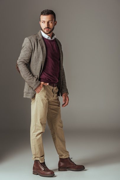 bearded man posing in stylish autumn tweed jacket, on grey - Foto, imagen