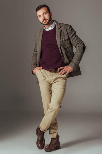 bell'uomo elegante in posa in autunno giacca di tweed, su grigio
 - Foto, immagini