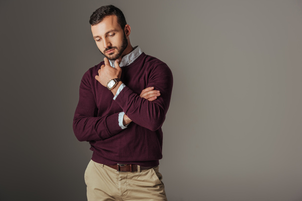 promyšlené hezký mužský model představuje v bordó svetr, izolované Grey - Fotografie, Obrázek