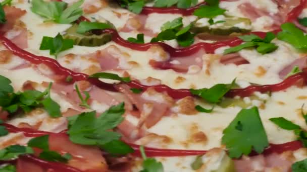 イタリアのファーストフード。フレーム。おいしいあつあつのピザ食材をクローズ アップ表示 - 映像、動画