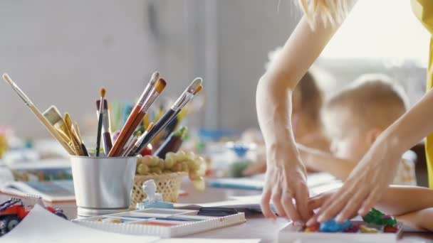Pinceaux de peinture sur la table à la maternelle
 - Séquence, vidéo