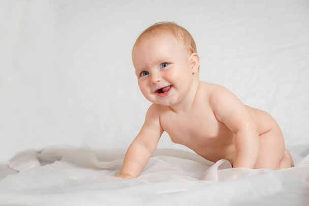 Happy babe crawling on the bed - Фото, изображение