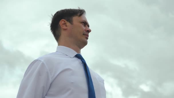 Homme d'affaires en cravate contre nuage bleu
 - Séquence, vidéo