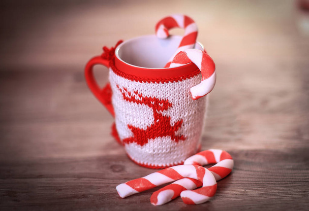Christmas mug and candle on wooden background - Foto, Imagen