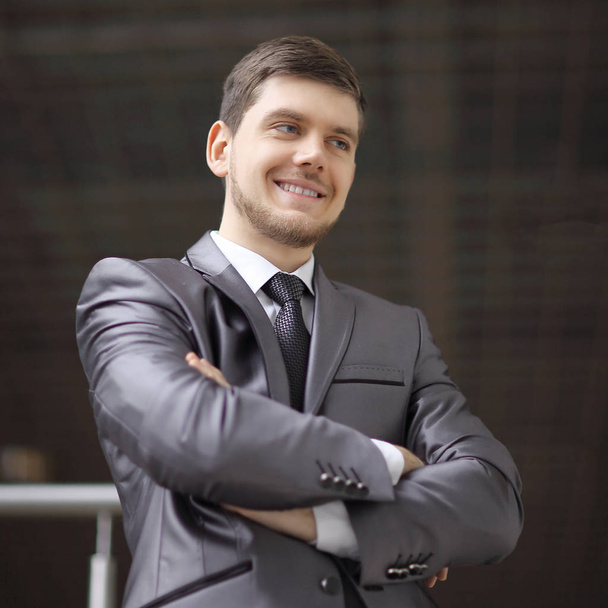 portrait of confident businessman on background of office. - Fotoğraf, Görsel