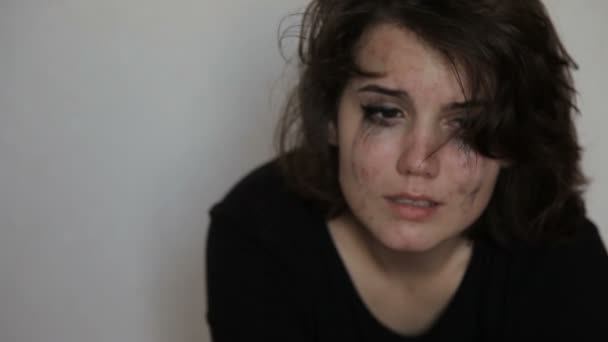 Nastolatek dziewczyna w sfrustrowany uczucia - Materiał filmowy, wideo