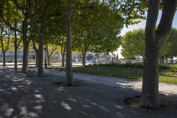 Pomníky z Promenade du Peyrou v Montpellier, Francie. Orléanský Saint-Clement (acueduct), monumentální chateau d'eau (vodárenská věž) a Jezdecká socha Ludvíka Xiv - Fotografie, Obrázek