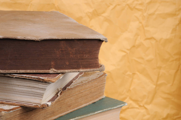 Livros antigos vintage em uma pilha em um fundo amarelo. Vista frontal
. - Foto, Imagem