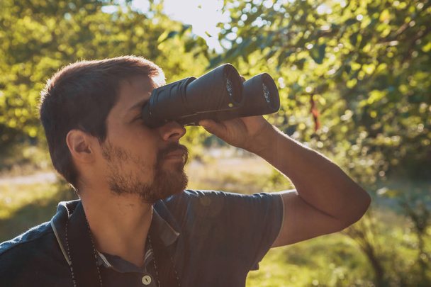 Mužské turista při pohledu dalekohledem v lese - Fotografie, Obrázek