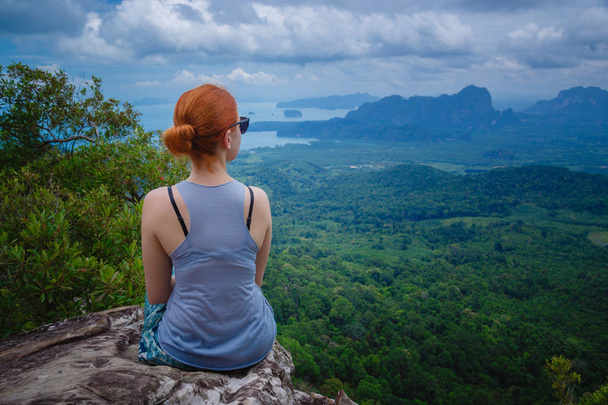 Joyeux randonneur les bras tendus, liberté et bonheur, réussite en montagne. Thaïlande, point de vue, sentier de la nature, Tab Kak
 - Photo, image