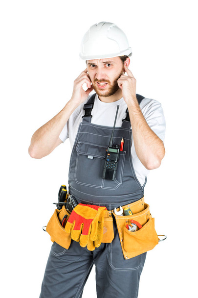 Un constructor o un empleado con un casco protector está escuchando. Aislado sobre fondo blanco
 - Foto, Imagen