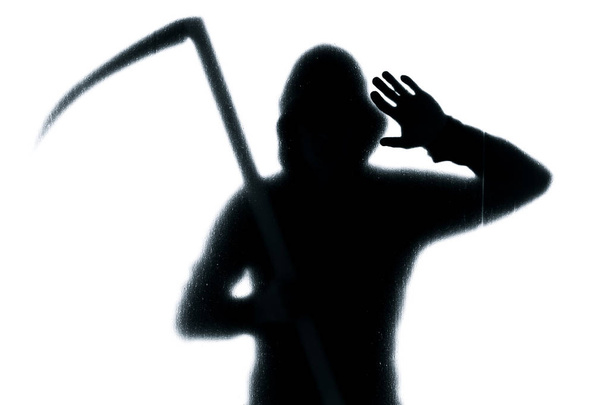 Uomo pericoloso dietro vetro smerigliato con una falce in mano. Halloween. Immagine in bianco e nero
 - Foto, immagini