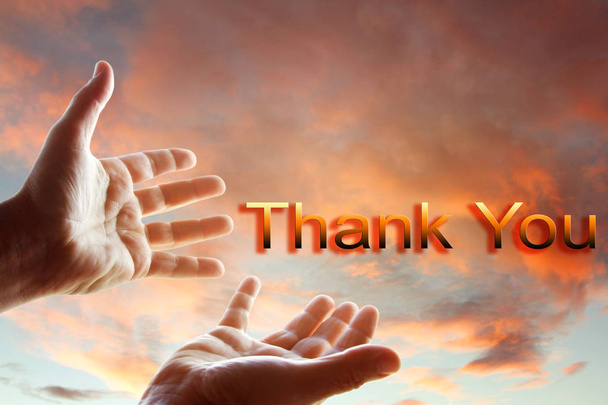 Las manos en el cielo y la palabra Gracias
 - Foto, imagen