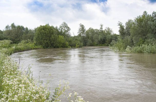 powodzi rzeka przepełnienie jego banków - Zdjęcie, obraz