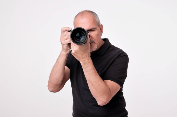 Strzał studio młodych wieloetnicznego azjatycki człowiek z kamerą na brązowym tle - Zdjęcie, obraz