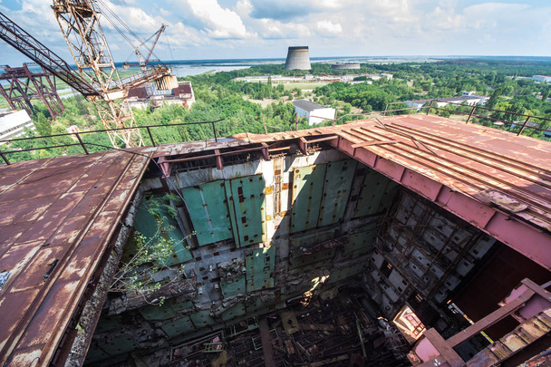 Aérea. Torre de enfriamiento inacabada de la central nuclear de Chernobyl
. - Foto, Imagen