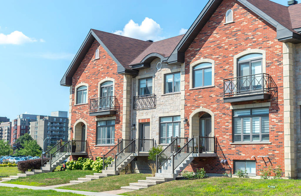 Case moderne costose con grandi finestre a Montreal, Canada
. - Foto, immagini