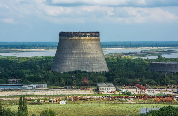 空中。チェルノブイリ原子力発電所の未完成の冷却塔. - 写真・画像