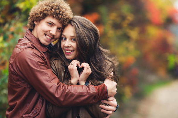 Счастливая пара влюблена осенью
 - Фото, изображение