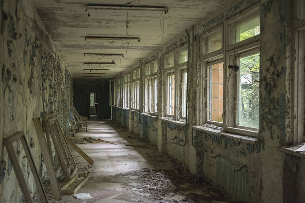 Couloir vide abandonné avec fenêtres ouvertes à Pripyat
 - Photo, image