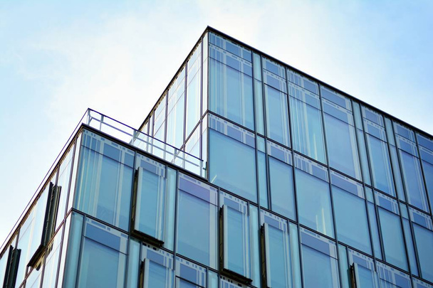 Πρόσοψη κτιρίου γραφείων. Μπλε τόνος φόντο πλαισίου - Φωτογραφία, εικόνα