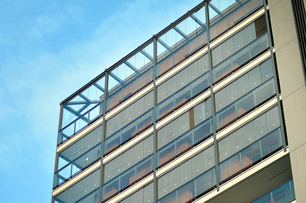 Edificio residencial contemporáneo Exterior a la luz del día
 - Foto, Imagen