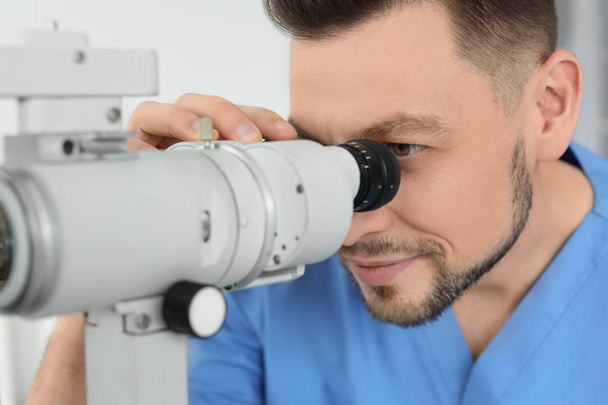 Ophthalmologist examining patient in clinic - Φωτογραφία, εικόνα