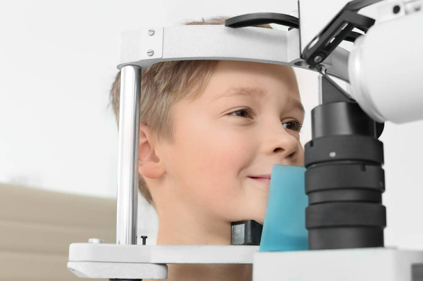 Little boy visiting ophthalmologist in clinic - Foto, Bild