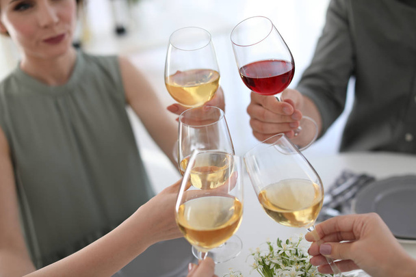Junge Leute mit Gläsern leckeren Weins drinnen - Foto, Bild