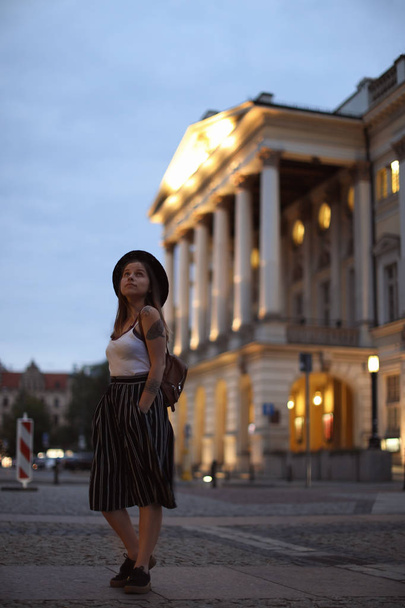 Young woman in stylish outfit on city street - Foto, afbeelding