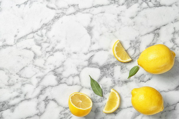 Flat lay composition with lemons on marble background - Foto, afbeelding