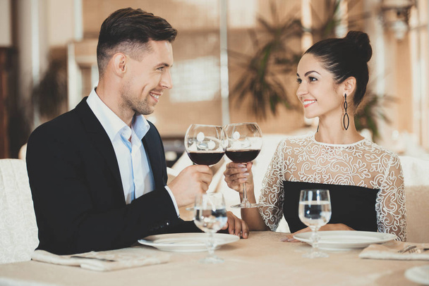 Pareja enamorada tiene velada romántica en restaurante
 - Foto, imagen