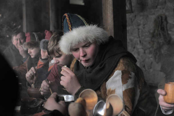 Russia, Saint-Petersburg. 26,01,2014 The festival is a historical reconstruction of the Viking Age in winter. Medieval dining - the Vikings at the table - Foto, Imagem
