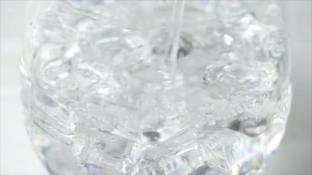 Pouring water into glass with ice - Séquence, vidéo