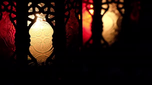 Faroles árabes ornamentales tradicionales con velas encendidas
  - Metraje, vídeo