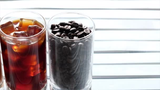 Чорна крижана кава, холодна лате і квасоля над столом
 - Кадри, відео
