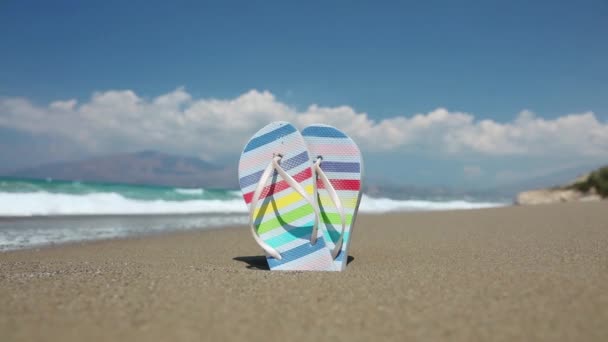 jasne klapki na piaszczystej plaży, wakacje koncepcja  - Materiał filmowy, wideo