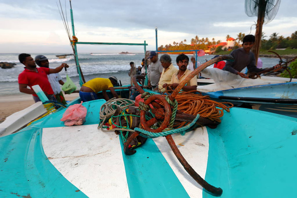 Pêche de poissons frais dans le port de Matara au Sri Lanka, 22. décembre 2017
 - Photo, image