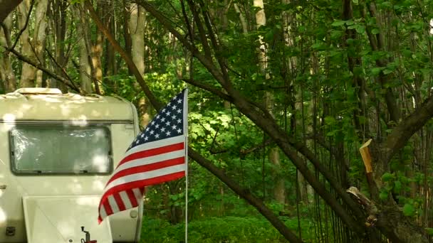 Caravan, roulotte con bandiera americana in legno. Simbolo di viaggio. Rallentatore
 - Filmati, video