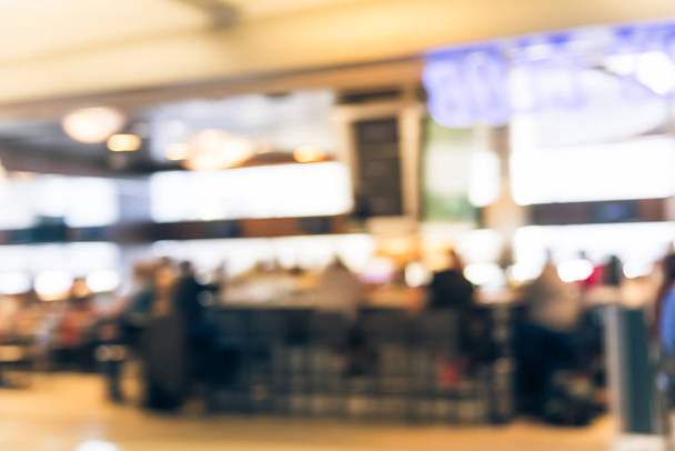 Вінтажний тон розмита група людей в барі аеропорту. Абстрактні пасажири, які вечеряють, насолоджуються алкогольними напоями та переглядають спорт під час очікування польотів
 - Фото, зображення
