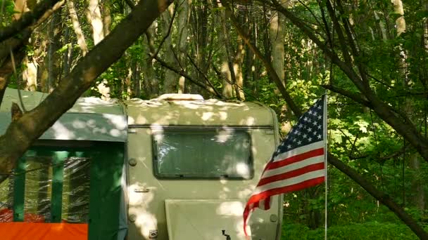 Caravan, roulotte con bandiera americana in legno. Simbolo di viaggio. Rallentatore
 - Filmati, video