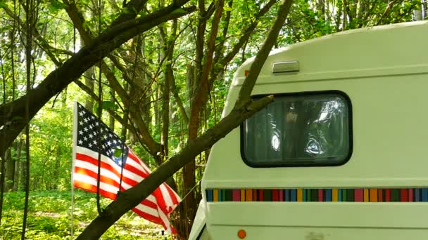  Madera soleada, caravana, remolque con bandera americana. Movimiento lento
 - Metraje, vídeo