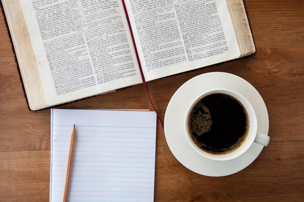 CHIANGMAI, THAILAND, 4 de fevereiro de 2015. Leitura A Nova Versão Internacional da Bíblia Sagrada com xícara de café da manhã na mesa de madeira no escritório. Fevereiro 4,2015
 - Foto, Imagem