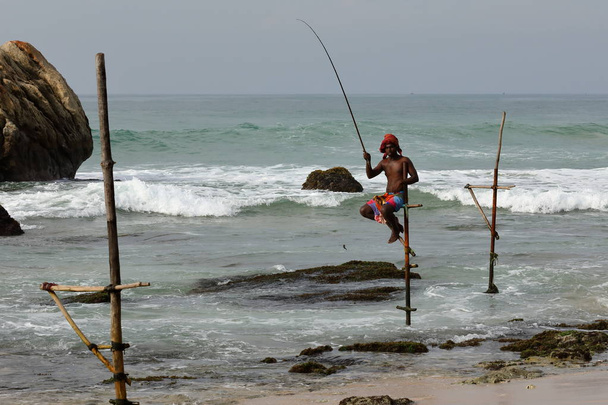 Stilt rybaków na plaży Koggala, Sri Lanka - Zdjęcie, obraz