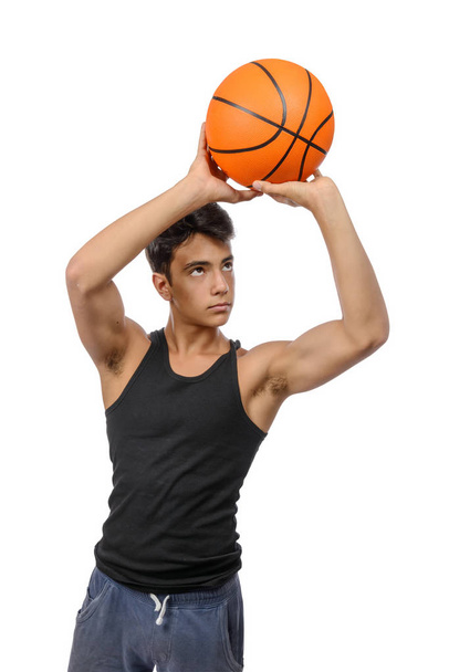 Ritratto di un giovane giocatore di basket che passa la palla. Giovane ragazzo caucasico in abbigliamento sportivo giocare a basket su sfondo bianco con copyspace
 - Foto, immagini