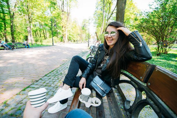 Paar sitzt auf Bank und trinkt Kaffee. Lifestylekonzept - Foto, Bild