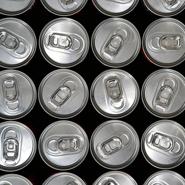 Vista superior, latas de aluminio con una bebida
 - Foto, imagen