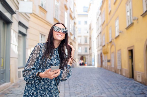 Une femme qui marche en ville. Jeune touriste attrayant en plein air dans la ville européenne
 - Photo, image