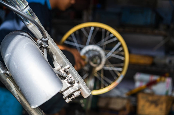 Mécanicien automobile réparation moto dans l'atelier de réparation de vélos
 - Photo, image